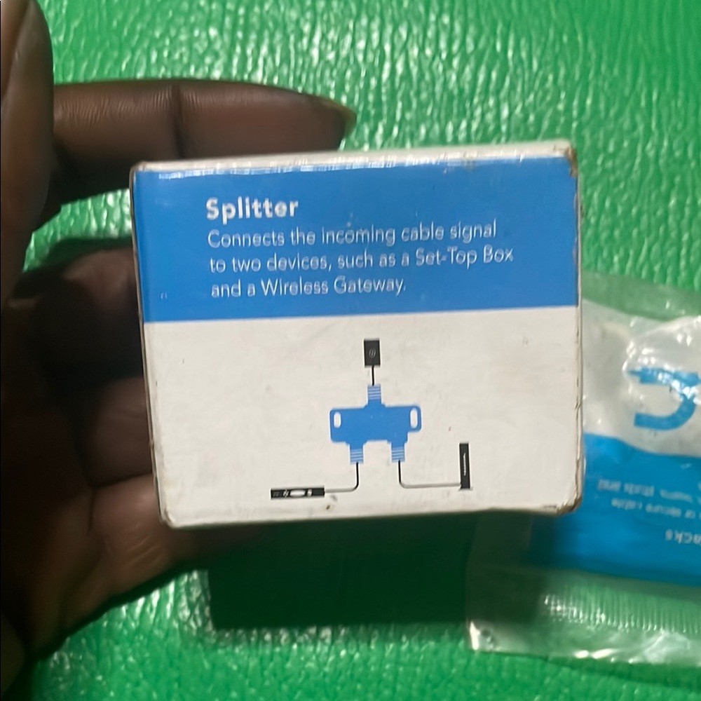 💥NEW ITEM 💥 Splitter
Blue and White Cable Splitter